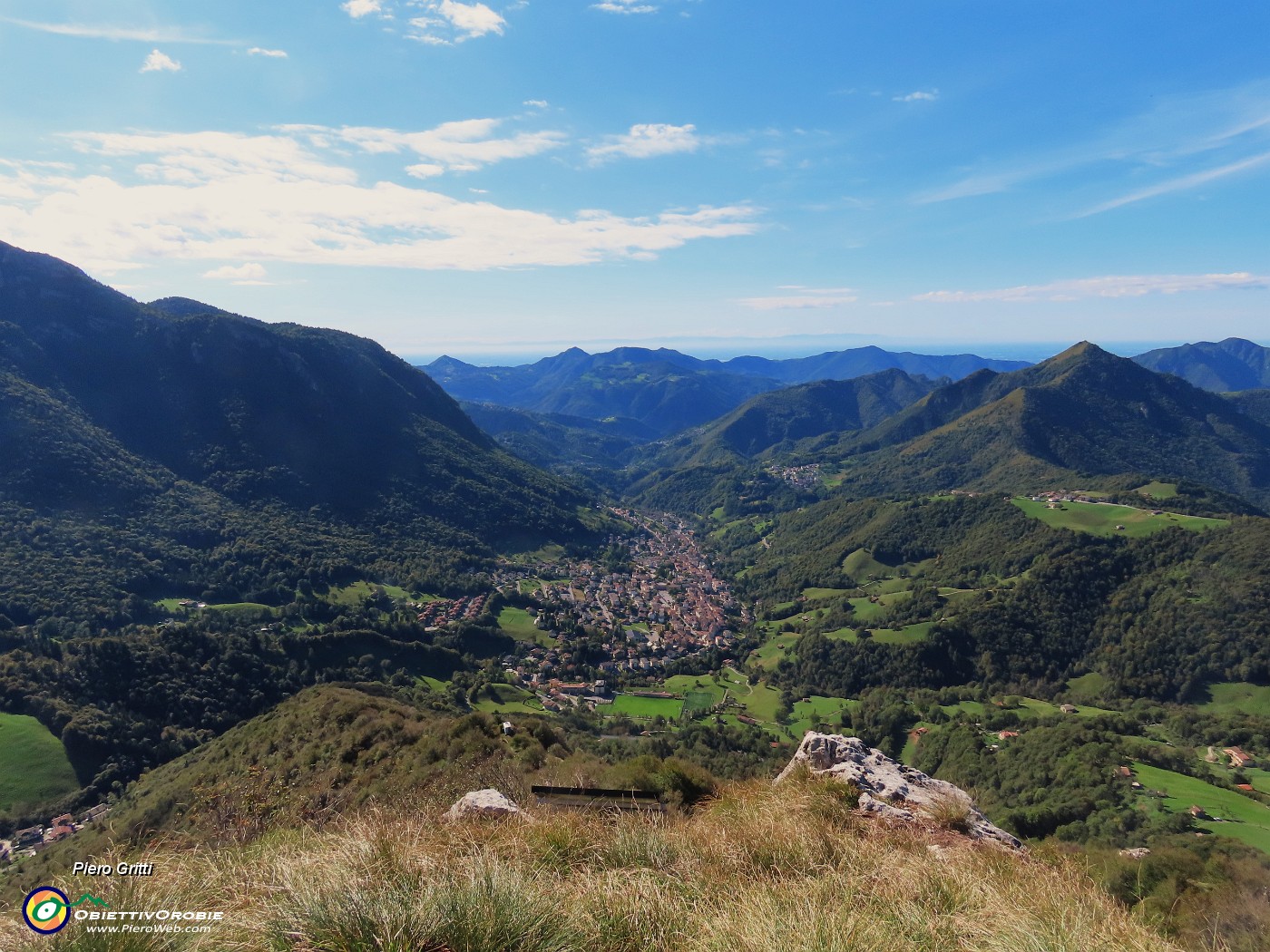 50 Dalla croce del Monte Castello la Val Serina col Monte Gioco e Serina.JPG